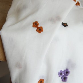 joli voile de coton brodé - un chat sur un fil