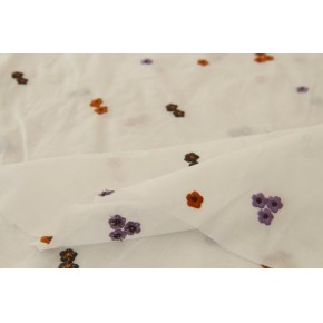 tissu avec broderie - un chat sur un fil