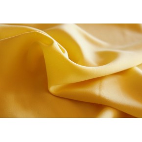 crêpe jaune - un chat sur un fil