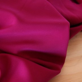 crêpe rose fuchsia - un chat sur un fil