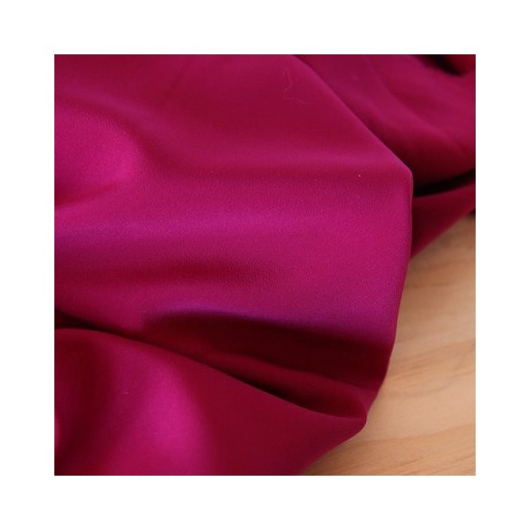crêpe rose fuchsia - un chat sur un fil