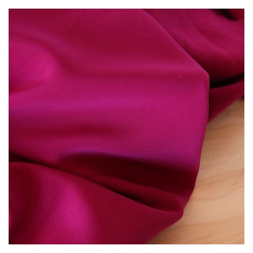 crêpe rose fuchsia - un chat sur un fil