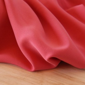 crêpe rose corail - un chat sur un fil