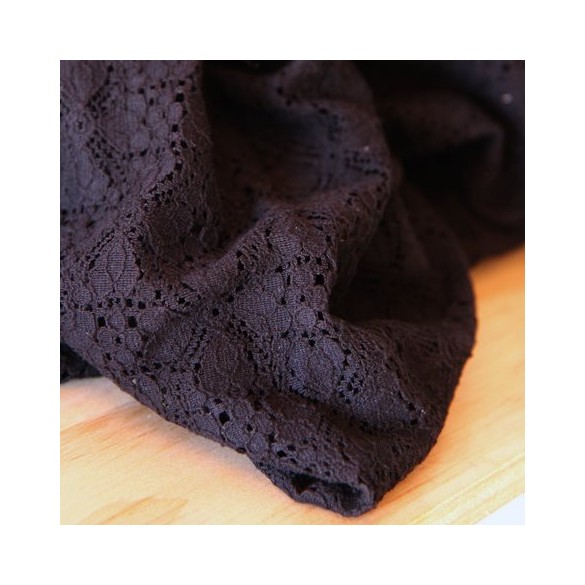 coupon de dentelle noire - un chat sur un fil