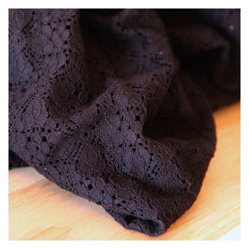 coupon de dentelle noire - un chat sur un fil
