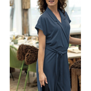 modèle de robe avec le jersey coton bleu jean
