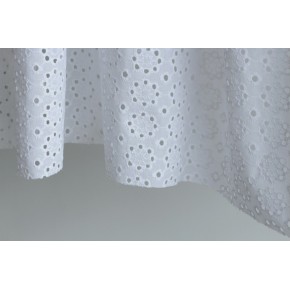 tissu brodé blanc fleurs