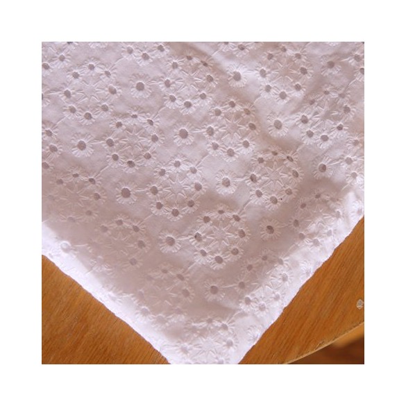 Broderie anglaise blanc - un chat sur un fil