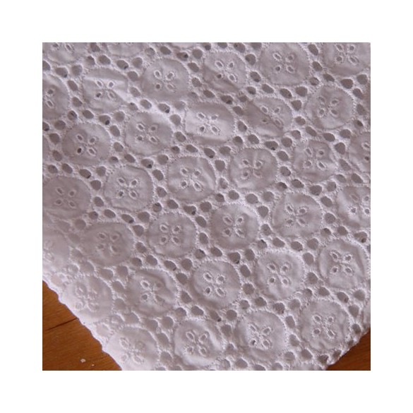 Broderie anglaise blanc - un chat sur un fil