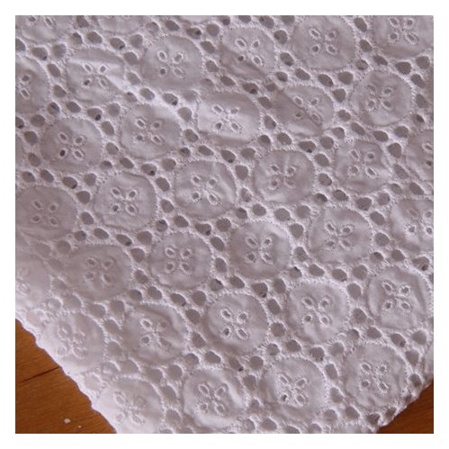 Broderie anglaise blanc - un chat sur un fil