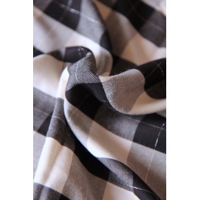 Tissu Viscose & Lurex – Carreaux Vichy & Ligne Argentée Noir & Blanc