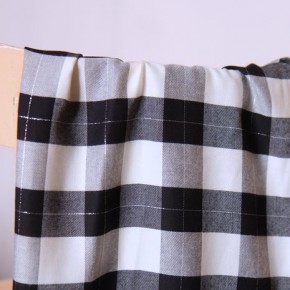 tissu à carreaux - un chat sur un fil