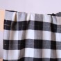 tissu à carreaux - un chat sur un fil