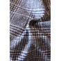 tissu à carreaux noir et blanc - un chat sur un fil