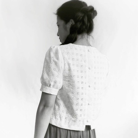 La blouse au dos boutonné en broderie anglaise