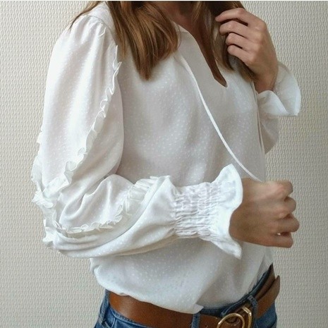 La blouse Justine en jacquard plumetis blanc cassé.